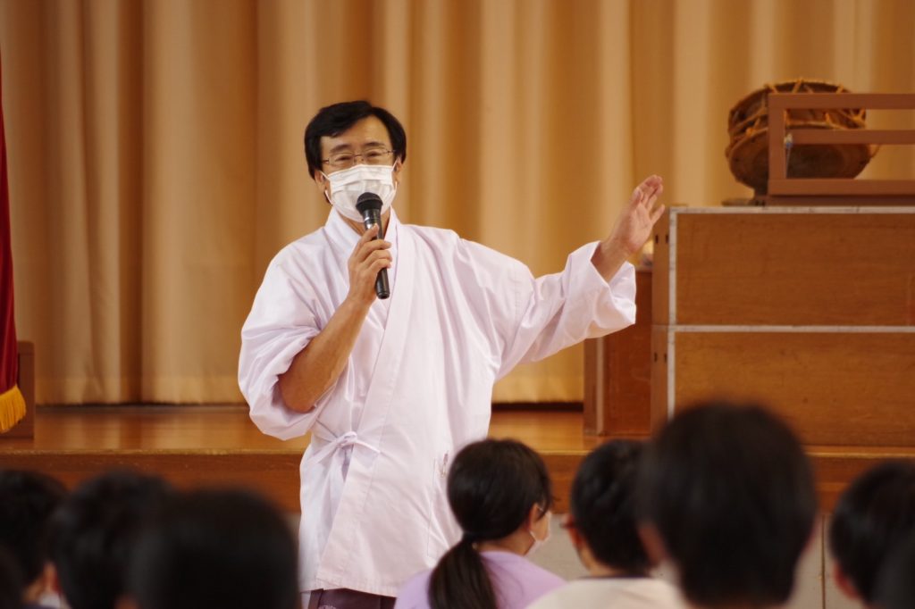 大館神明社 佐藤宮司 - 城西小学校 弥栄教室 - 大館ばやし保存会